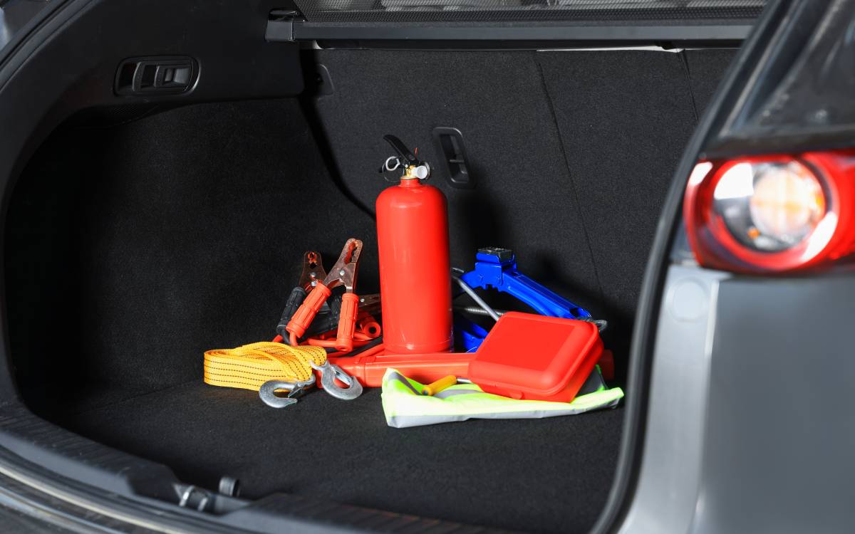 7 must-have roadside emergency supplies